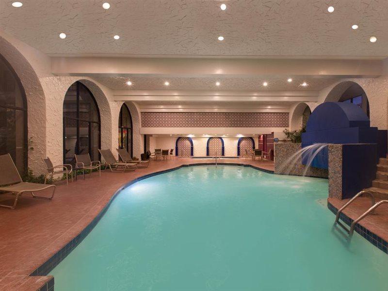 אומהה Aksarben Suites Trademark Collection By Wyndham מראה חיצוני תמונה