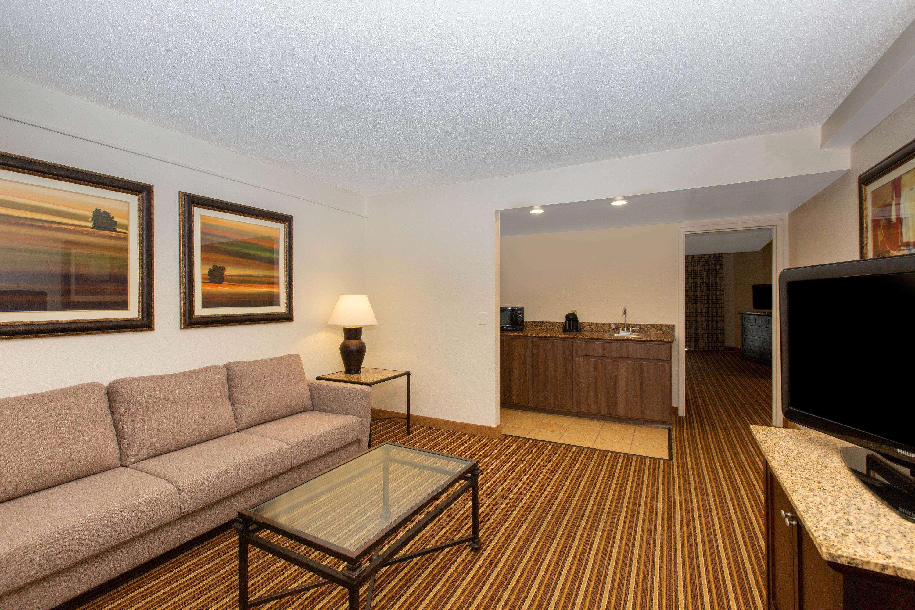 אומהה Aksarben Suites Trademark Collection By Wyndham מראה חיצוני תמונה