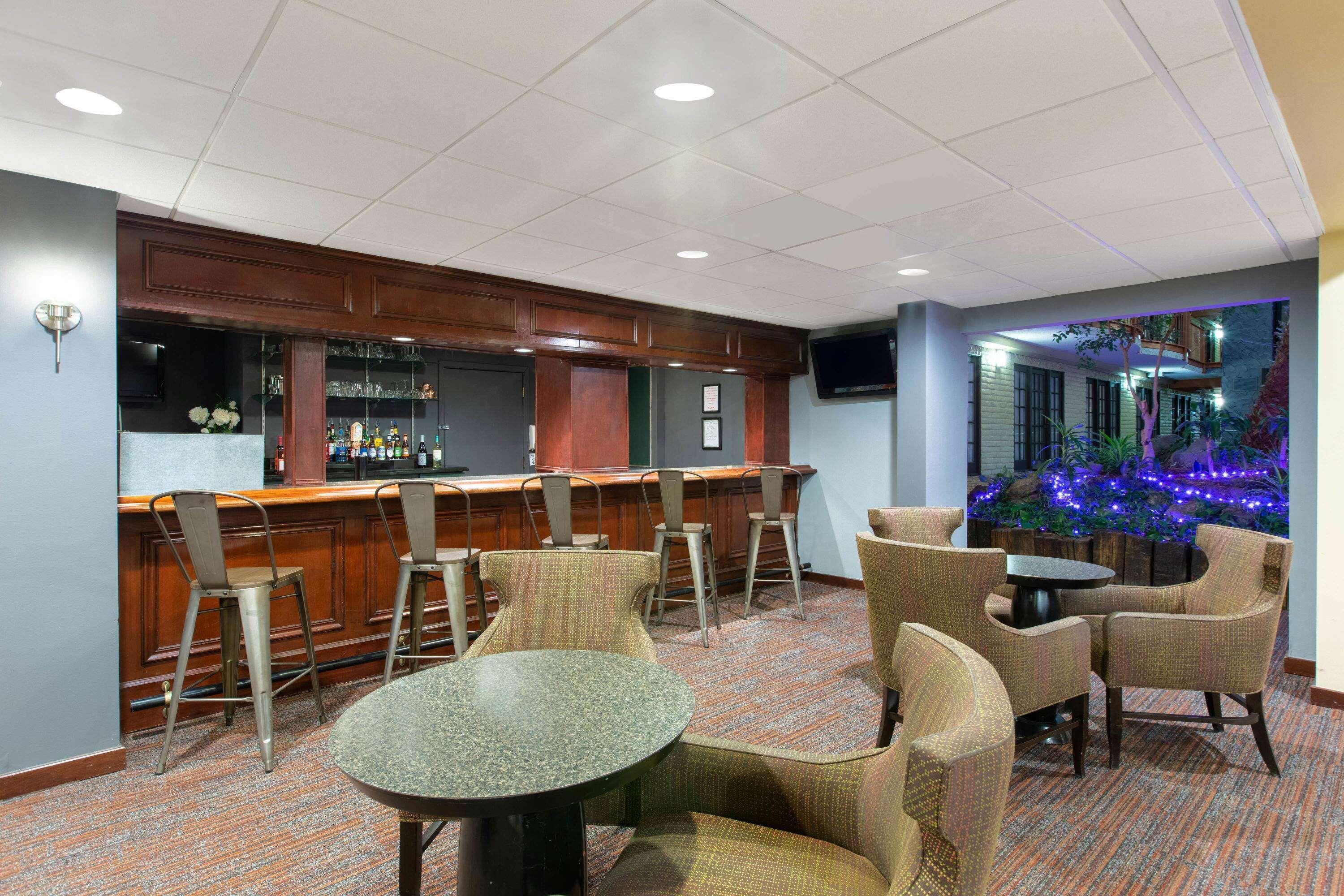 אומהה Aksarben Suites Trademark Collection By Wyndham מראה חיצוני תמונה