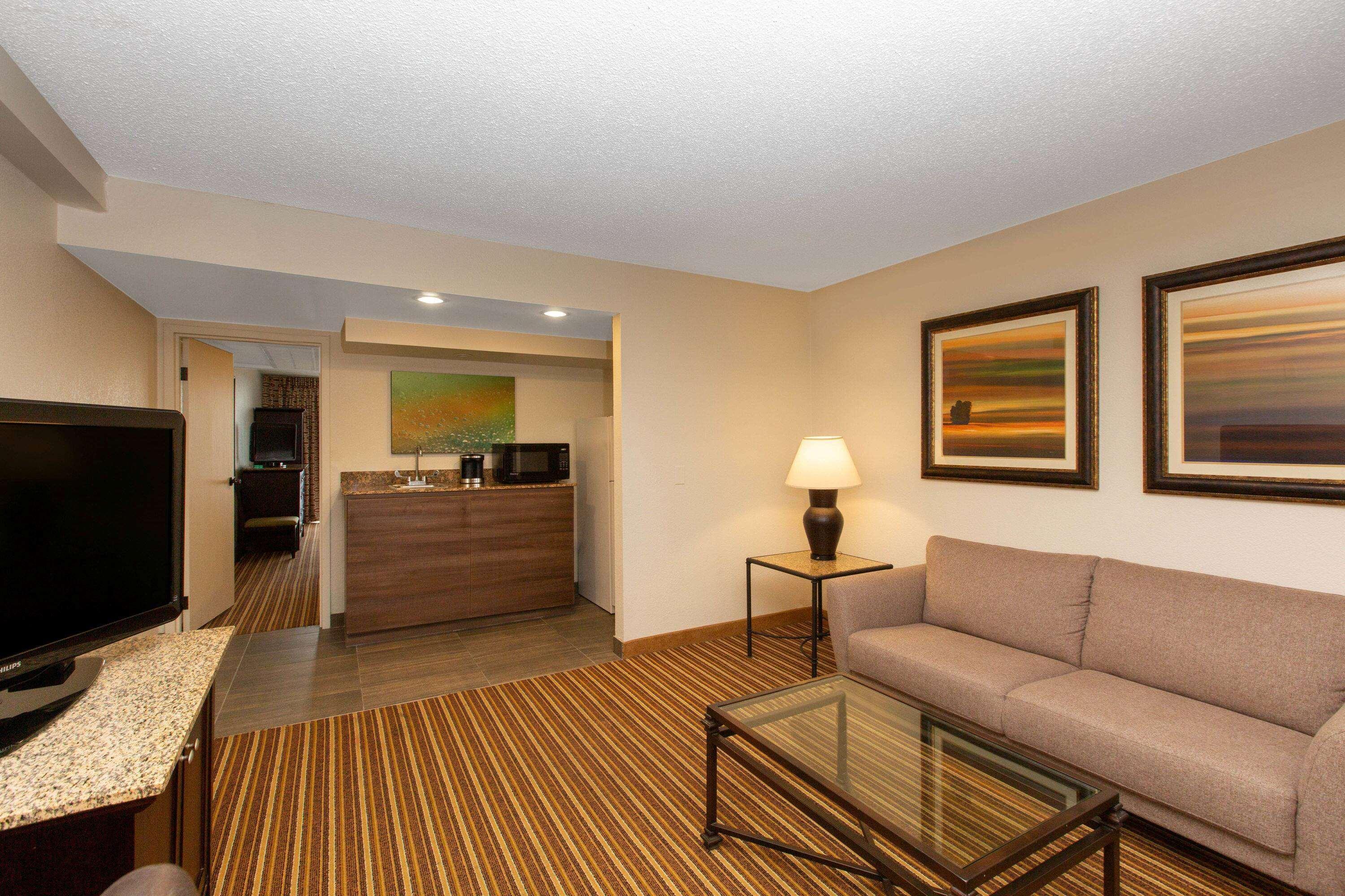 אומהה Aksarben Suites Trademark Collection By Wyndham מראה חיצוני תמונה